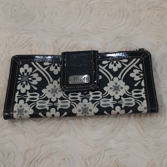 Fossil Handbags - 3/🚨$15. Fossil black and white wallet